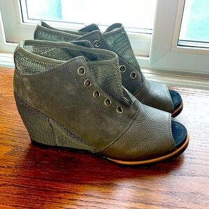 Sorel Joanie mesh wedge size 10.5 khaki green